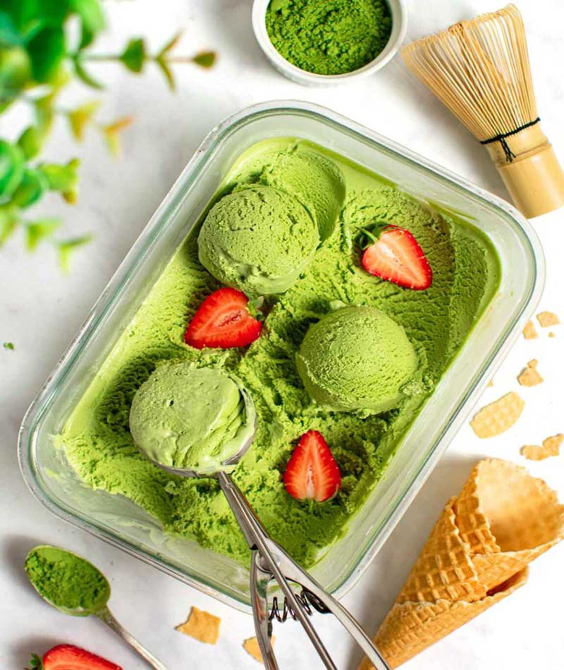 بستنی چای ماچا و توت فرنگی؛ منبع عکس: sugaryums؛ عکاس: نامشخص