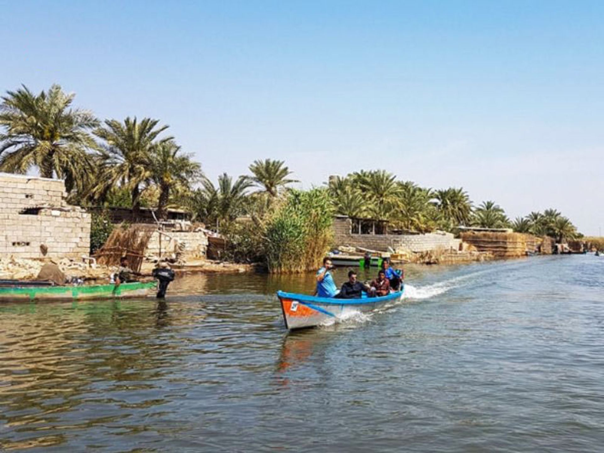 قایق گردشگران روستای سراخیه؛ منبع عکس: decovel؛ عکاس: نامشخص