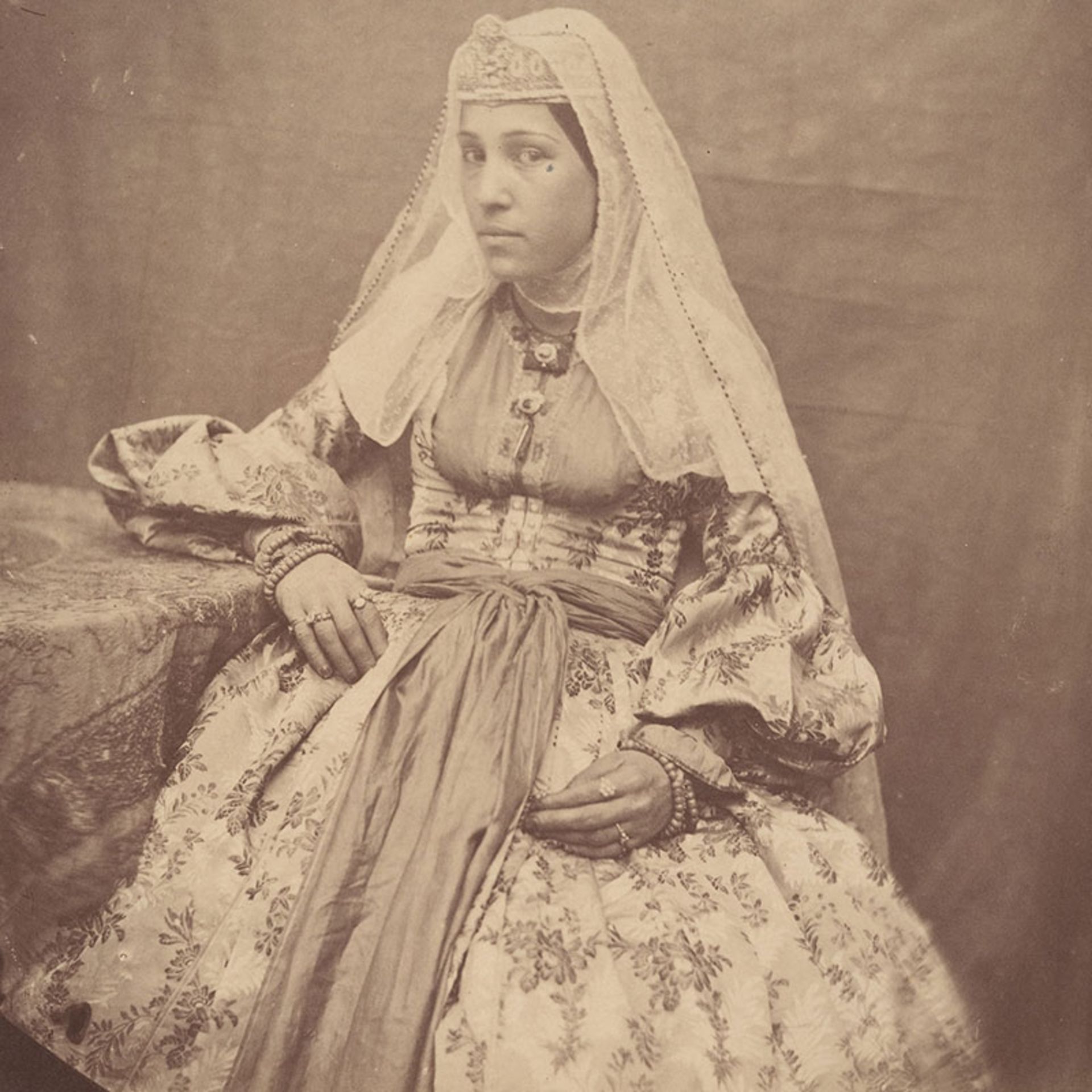 عکسی قدیمی از زنی ارمنی