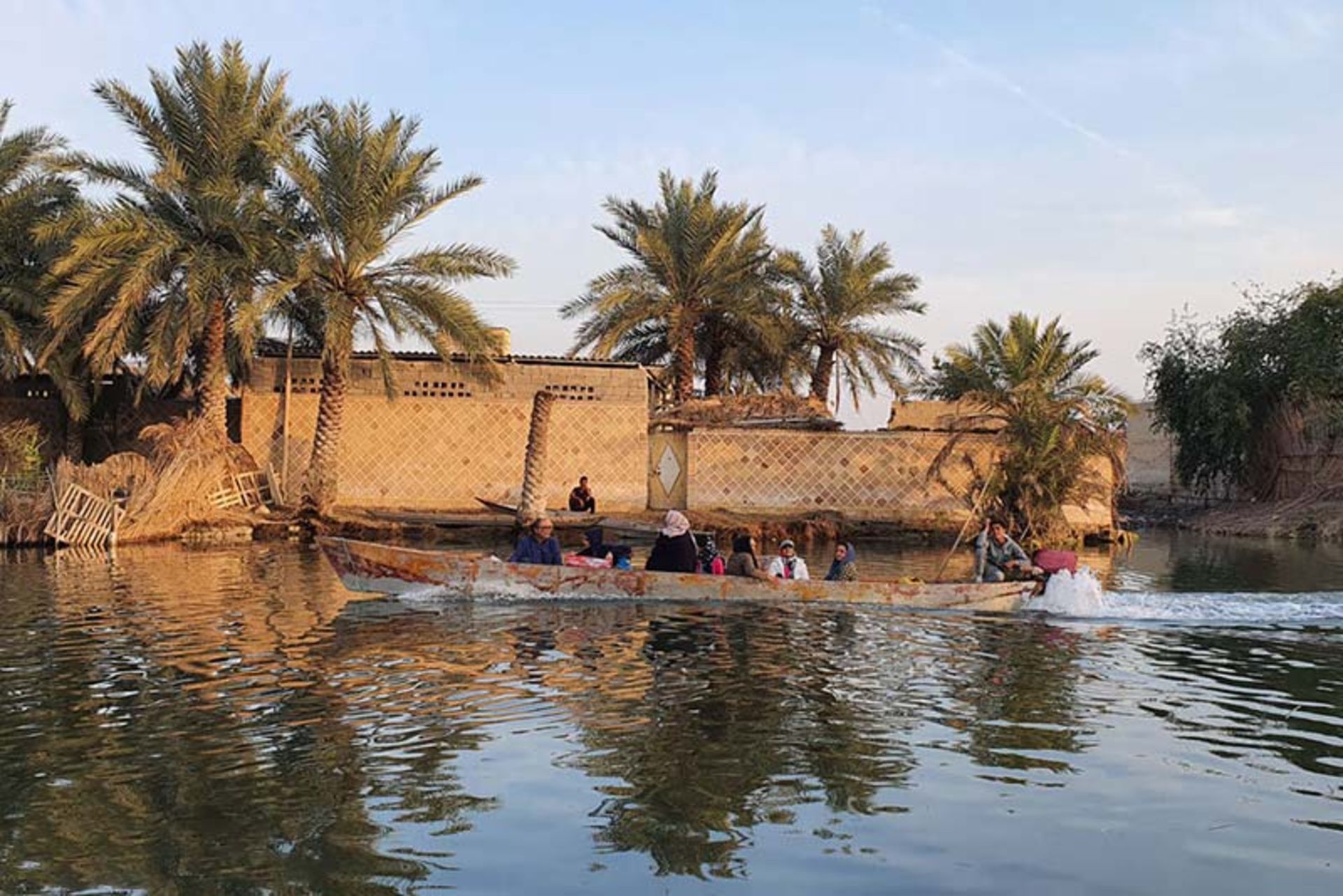 قایق اهالی روستای سراخیه در تالاب؛ منبع عکس: mehr news؛ عکاس: قاسم منصور آل کثیر
