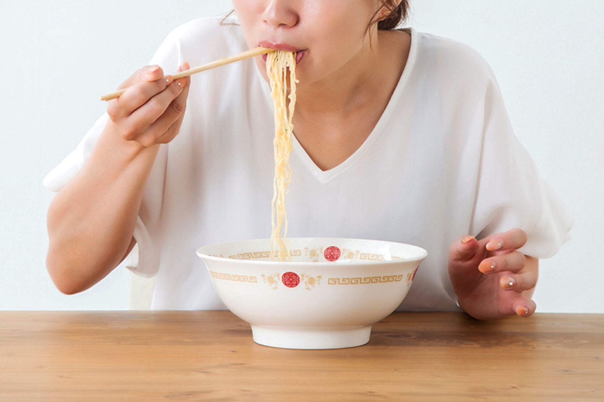 خوردن نودل داغ توسط یک ژاپنی؛ منبع عکس: shockinjapan؛ عکاس: نامشخص