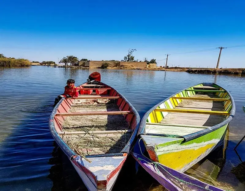قایق های رنگی در تالاب شادگان؛ منبع عکس: chaparpersiantravel؛ عکاس: نامشخص
