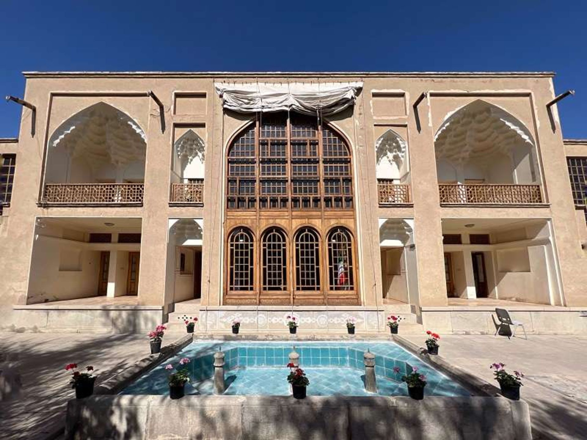حیاط خانه هارونیه؛ منبع عکس: گوگل مپ؛ عکاس: Niloofar Azizi