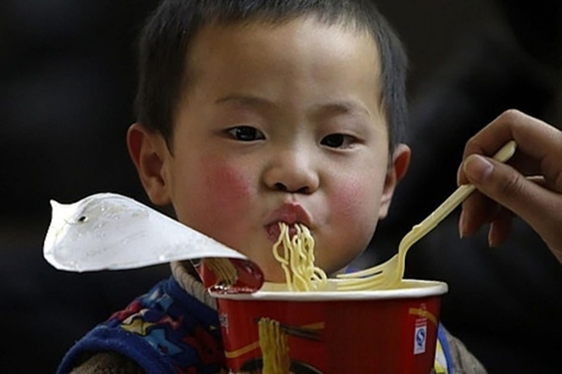 پسربچه ژاپنی و هورت کشیدن نودل؛ منبع عکس: VietNamNet؛ عکاس: نامشخص