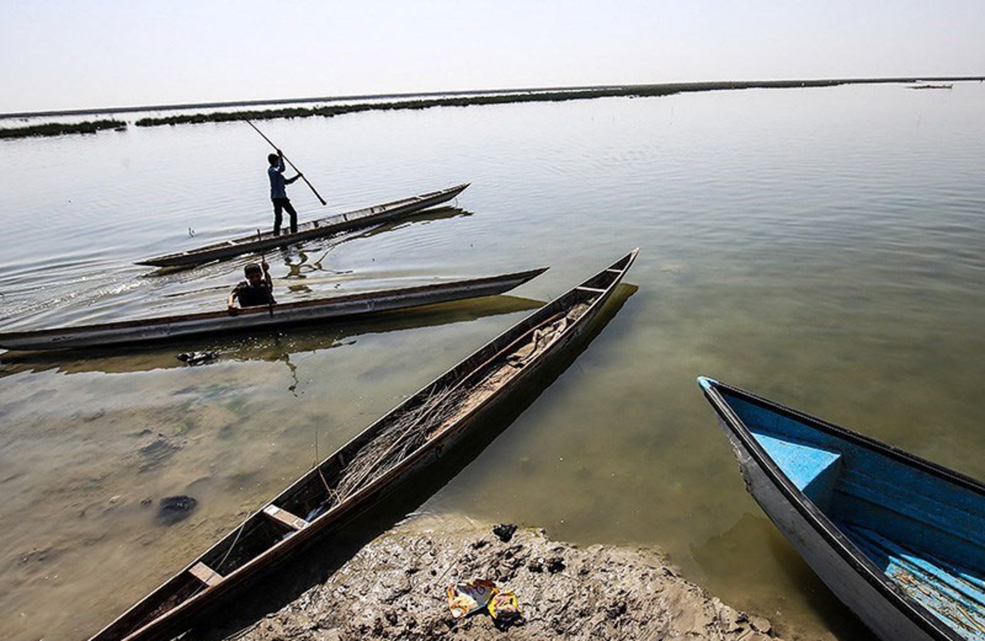قایق‌های کنار روستای سراخیه برای عبور و مرور؛ منبع عکس: tasnim news؛ عکاس: مهدی پدرام خو 