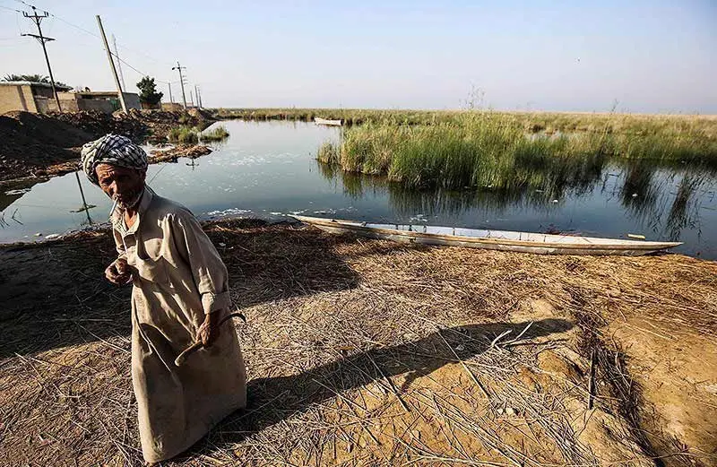 پیرمرد ساکن سراخیه در کنار آب؛ منبع عکس: tasnim news؛ عکاس: مهدی پدرام خو