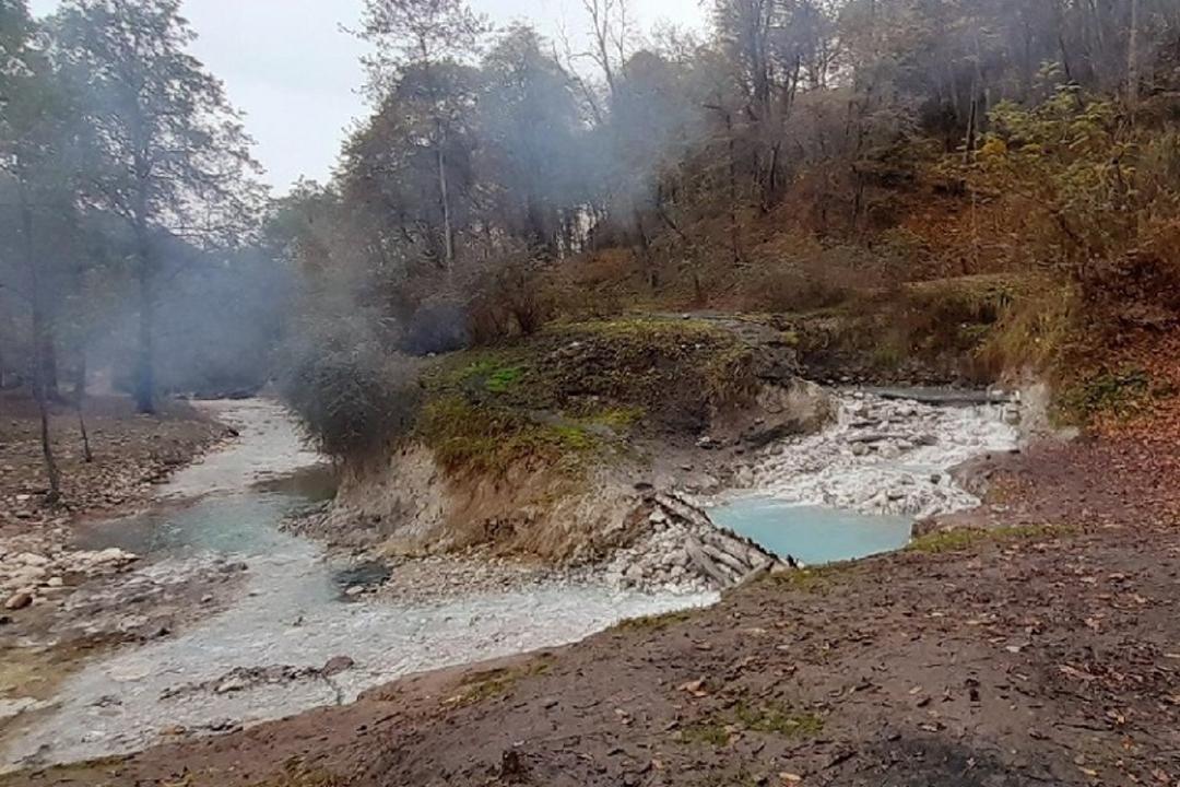 چشمه آبگرم بلیران و ورود سرریز آن به رودخانه؛ منبع عکس: ویکی لاک؛ عکاس: امیر مصطفایی