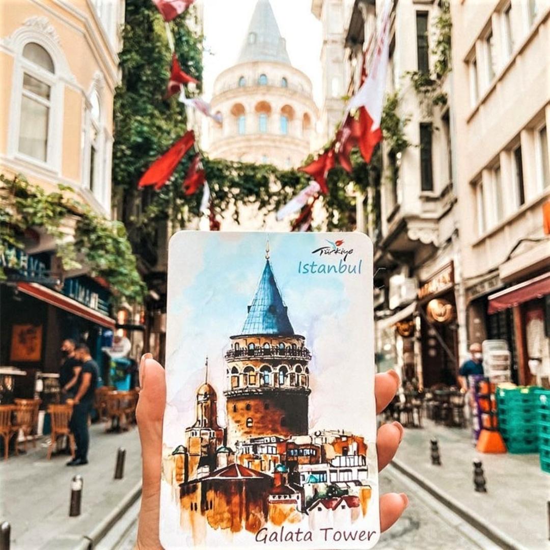 نقاشی برج گالاتا در مقابل ساختمان اصلی برج، منبع عکس:  tripadvisor.com، عکاس: ناشناس