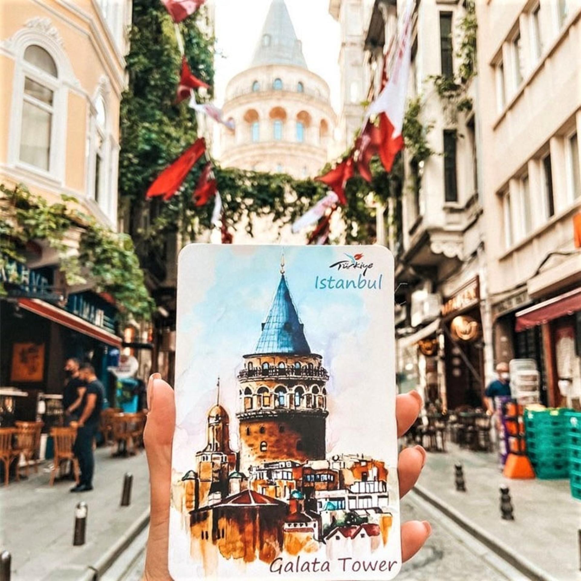 نقاشی برج گالاتا در مقابل ساختمان اصلی برج، منبع عکس:  tripadvisor.com، عکاس: ناشناس