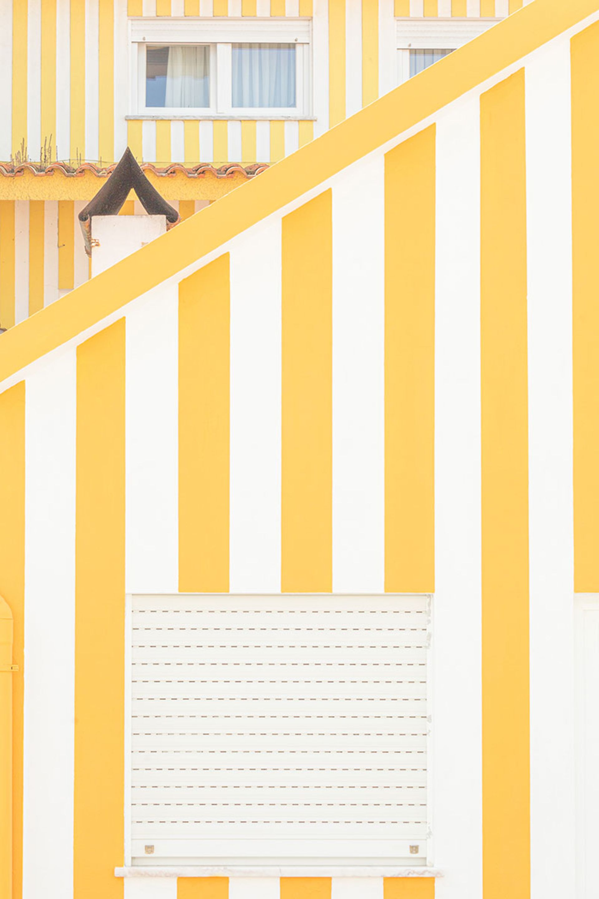 دیوار زرد رنگ ساختمانی در کوستا نوا؛ منبع عکس‌: behance؛ عکاس: Tiago & Tania