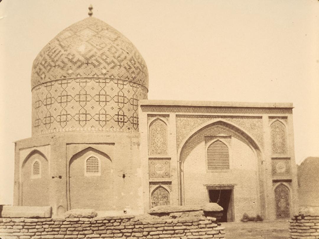 عکس قدیمی از بنایی گنبددار