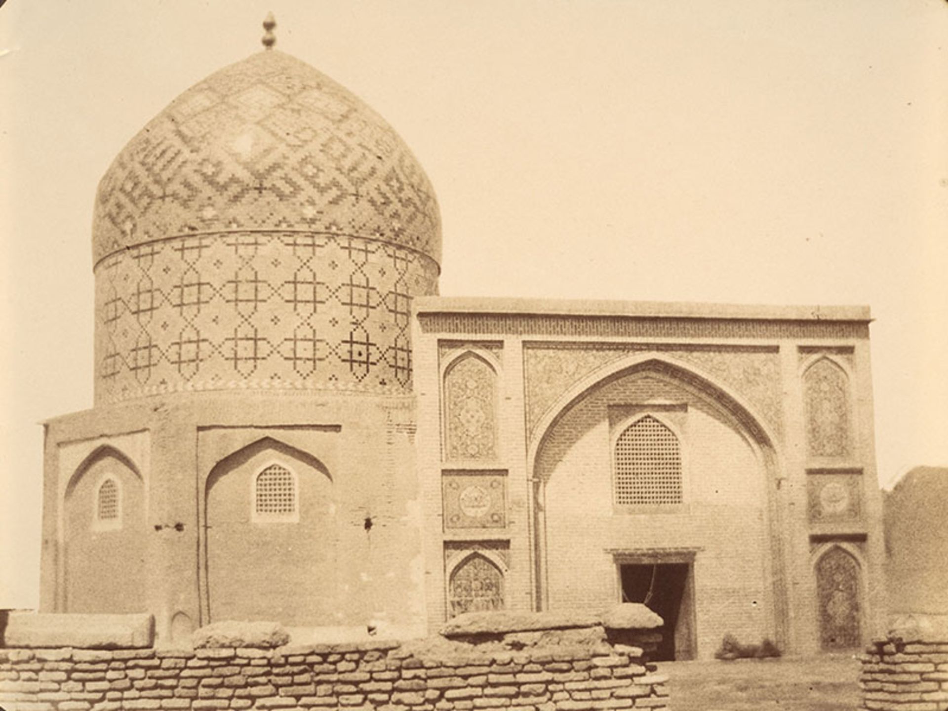 عکس قدیمی از بنایی گنبددار