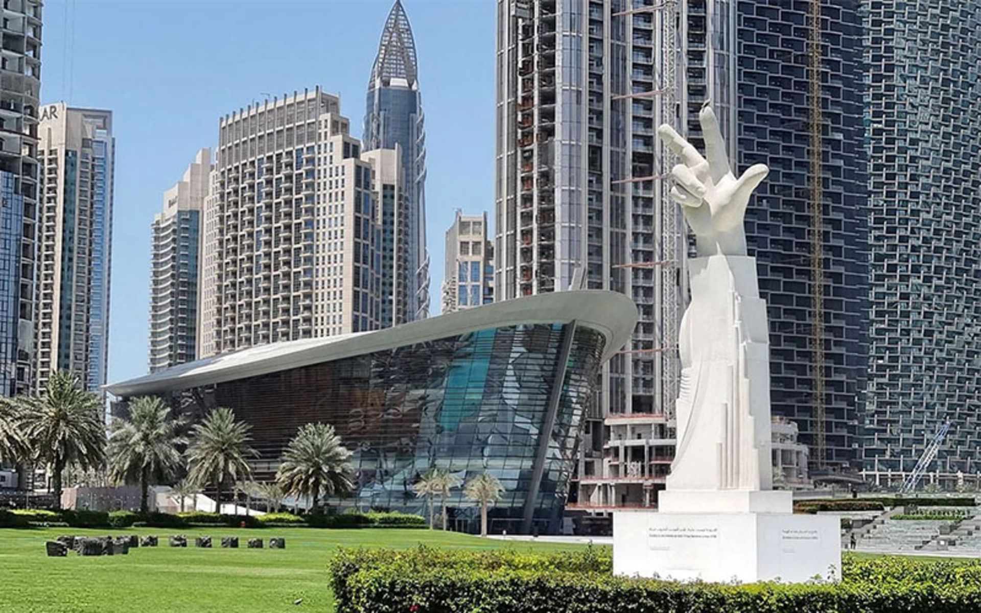 مجسمه دست در نزدیکی برج خلیفه، منبع عکس: one-million-places.com، عکاس: ناشناس