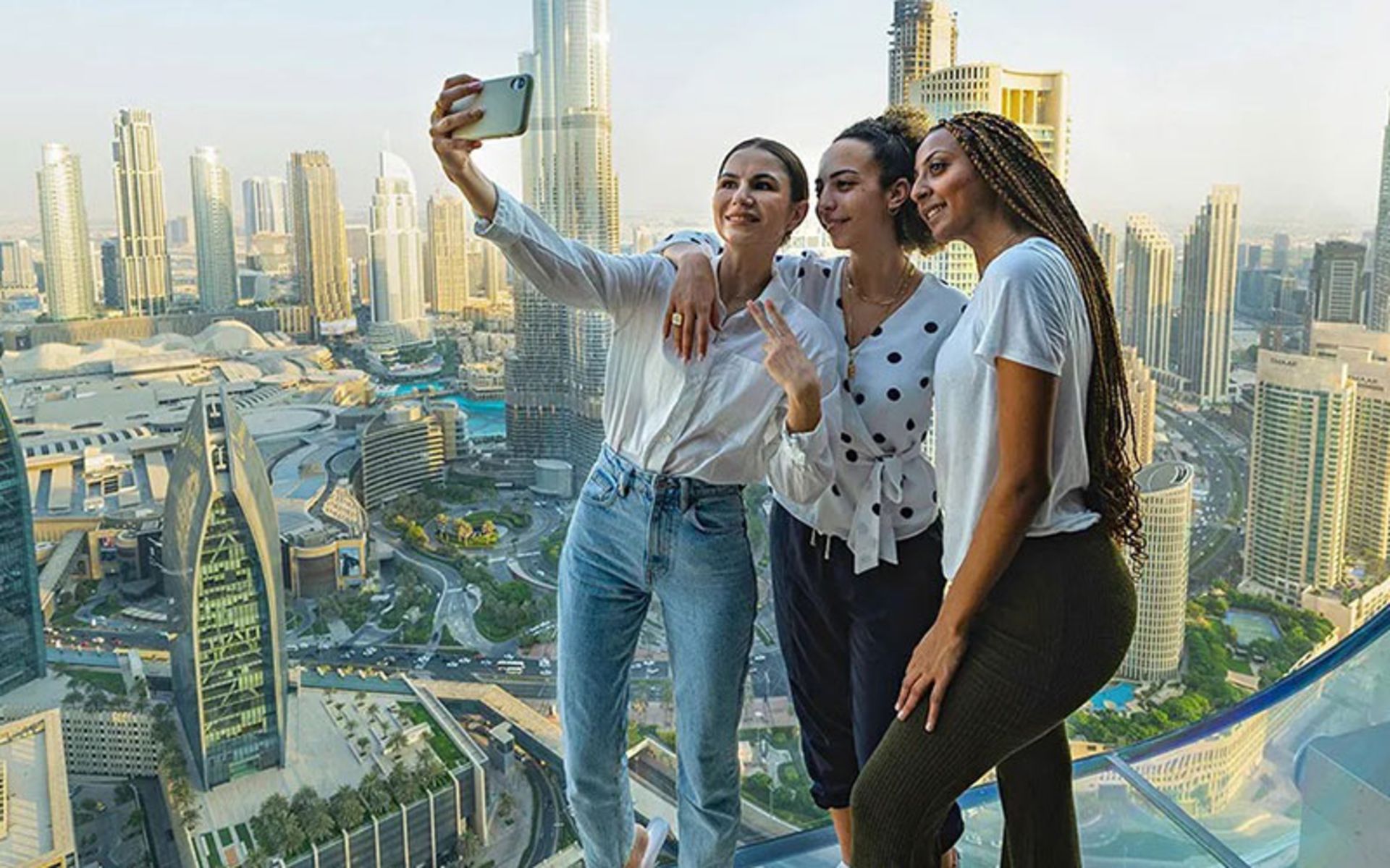 گرفتن سلفی در اسکای ویو دبی، منبع عکس:‌platinumlist.net، عکاس: ناشناس
