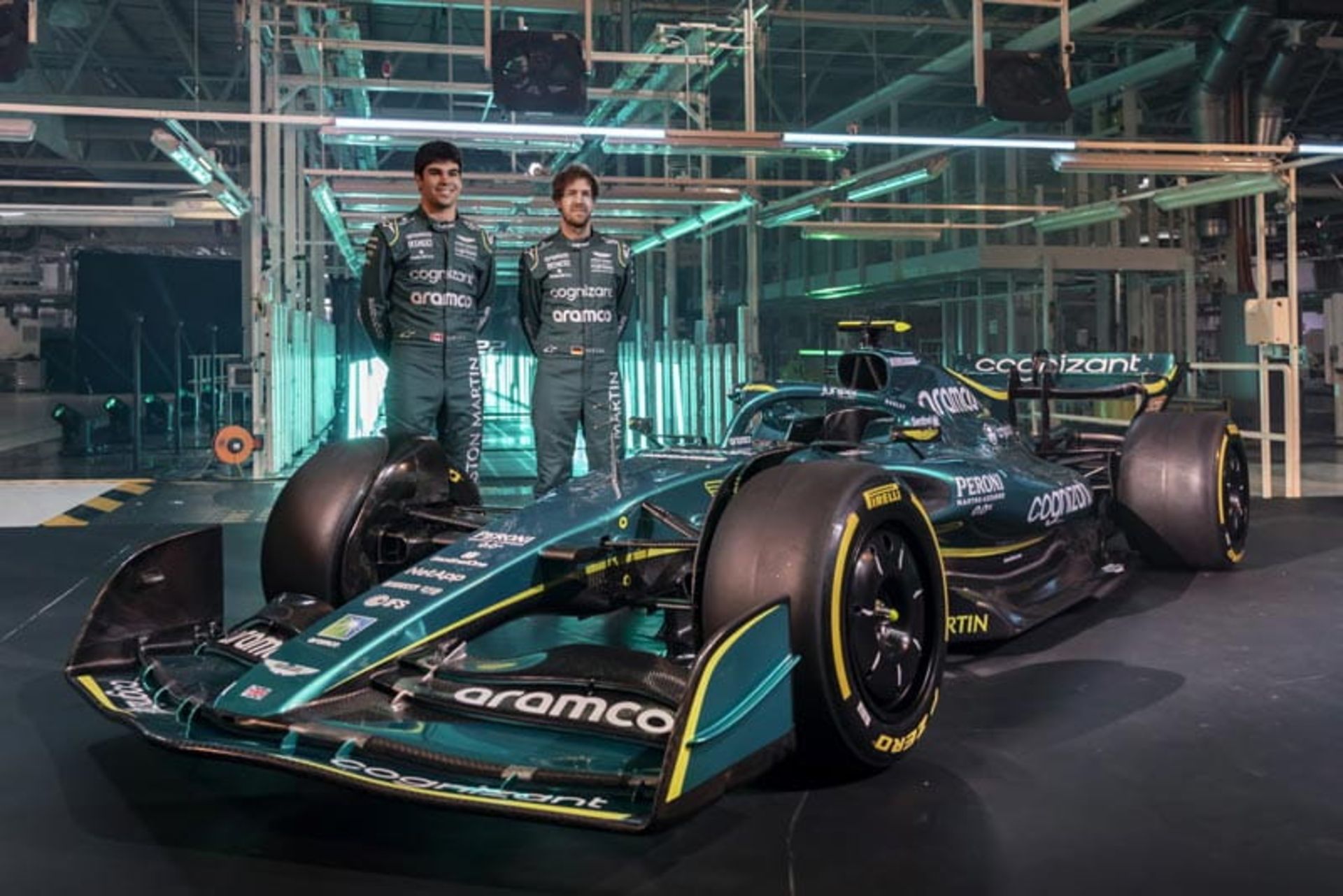 رانندگان تیم استون مارتین در فرمول یک ۲۰۲۳ کنار ماشین این شرکت، منبع عکس: سایت motorsport_Week، عکاس نامشخص