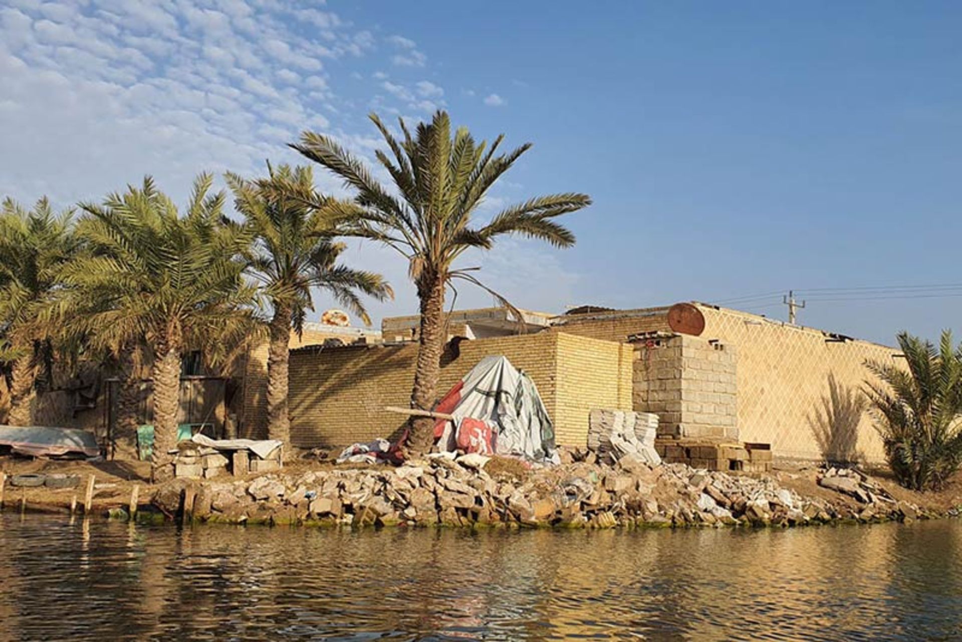 بافت روستایی کنار تالاب شادگان؛ منبع عکس: mehr news؛ عکاس: قاسم منصور آل کثیر