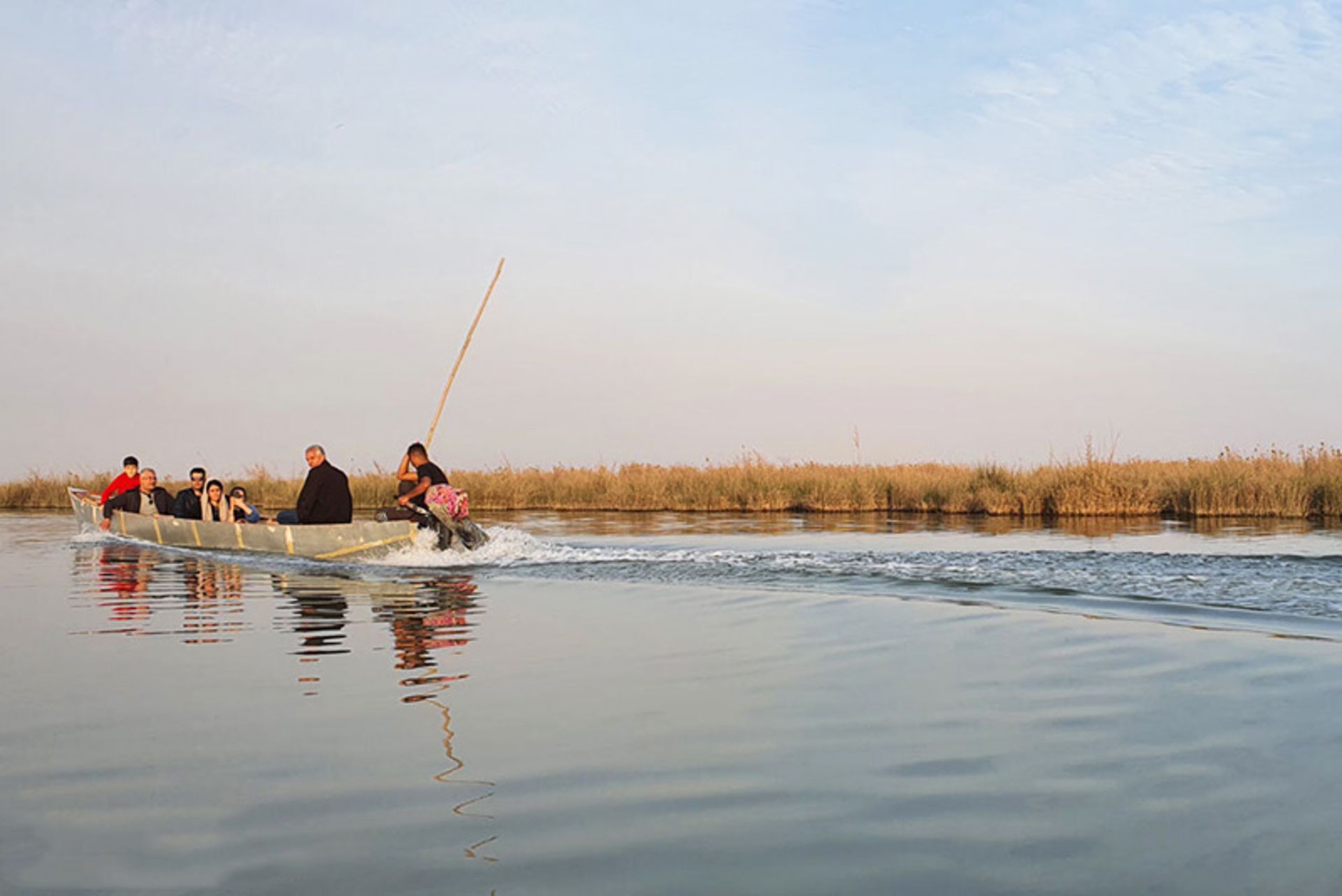 قایق سواری در تالاب شادگان؛ منبع عکس: mehr news؛ عکاس: قاسم منصور آل کثیر