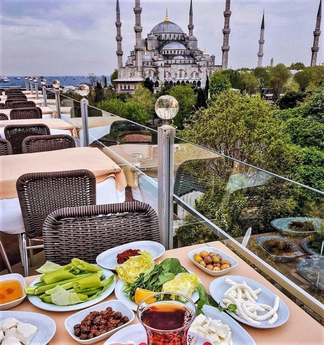 میز صبحانه در رستوران وهتل سون هیلز استانبول، منبع عکس: اینستاگرام sevenhillshotel@، عکاس: ناشناس