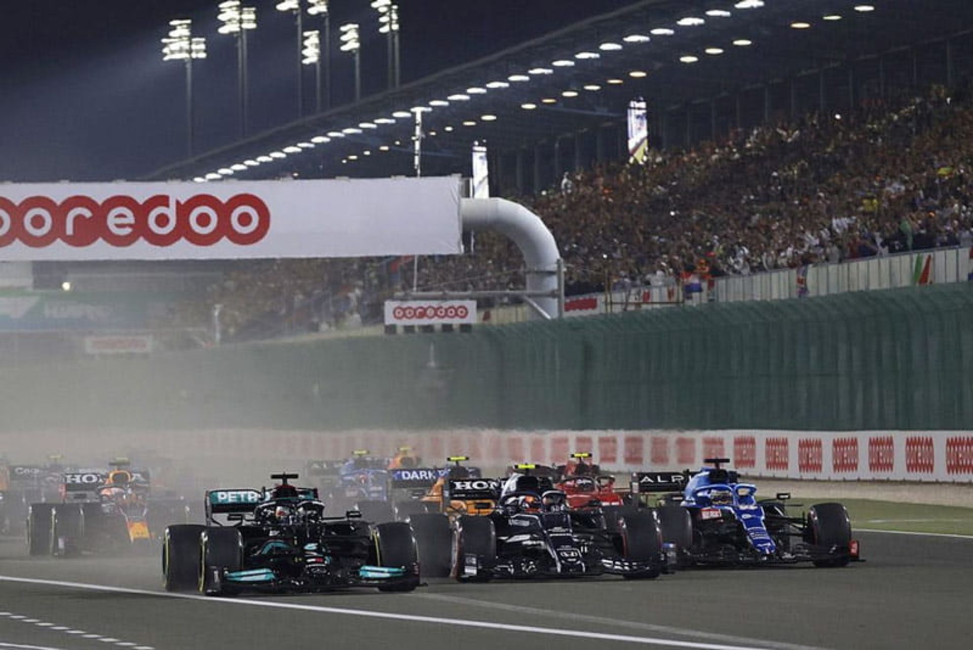 مسابقات فرمول یک پیست لوسیل قطر با دود لاستیک ها در پیست، منبع عکس: سایت Motorsport.com، عکاس نامشخص