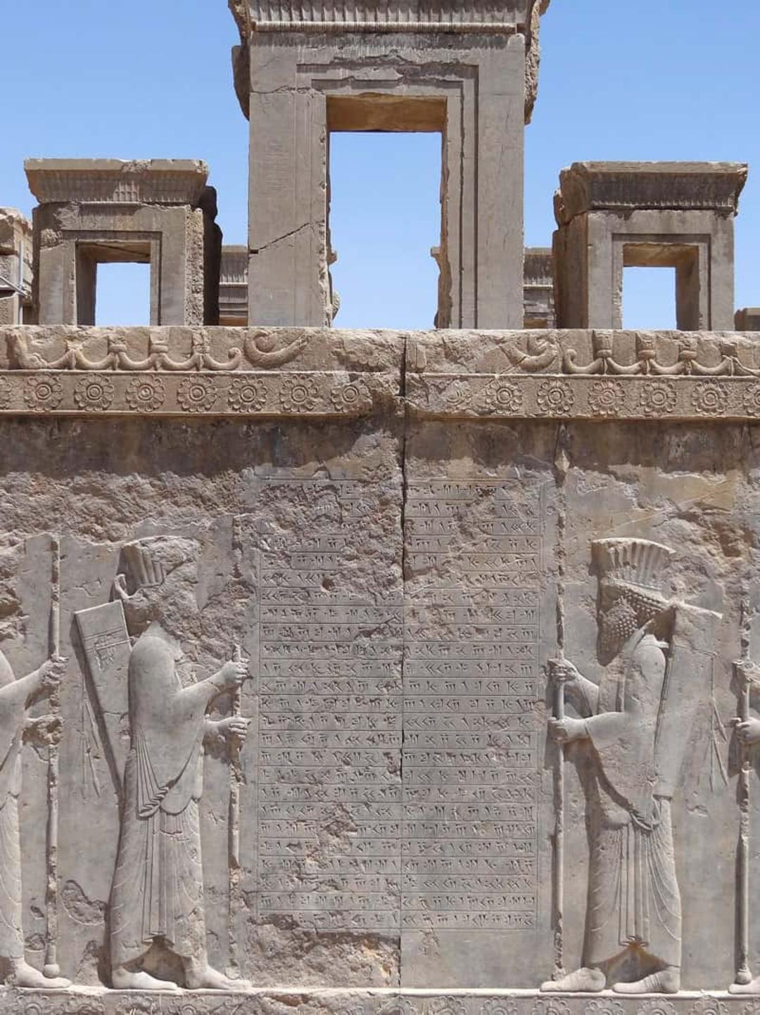 کتیبه خشایارشا کاخ تچر؛ منبع عکس: Wikimedia، عکاس: Adam Jones