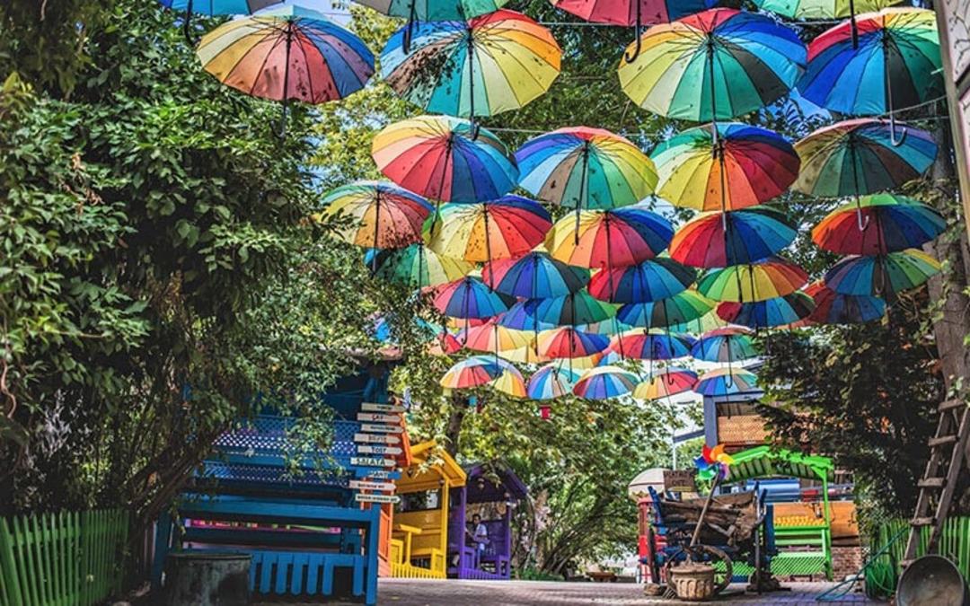 خیابان چتری در محله بالات استانبول، منبع عکس: thewildlifediaries.com، عکاس: ناشناس