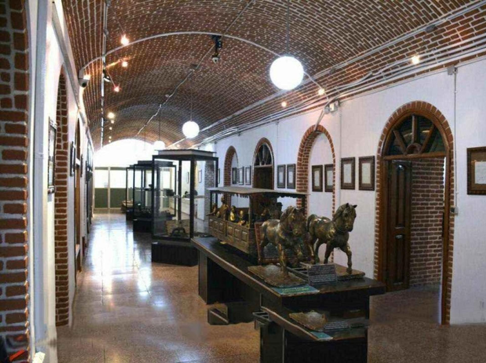 مجسمه های موزه شهرداری تبریز. منبع عکس: هالی تور. عکاس : نامشخص