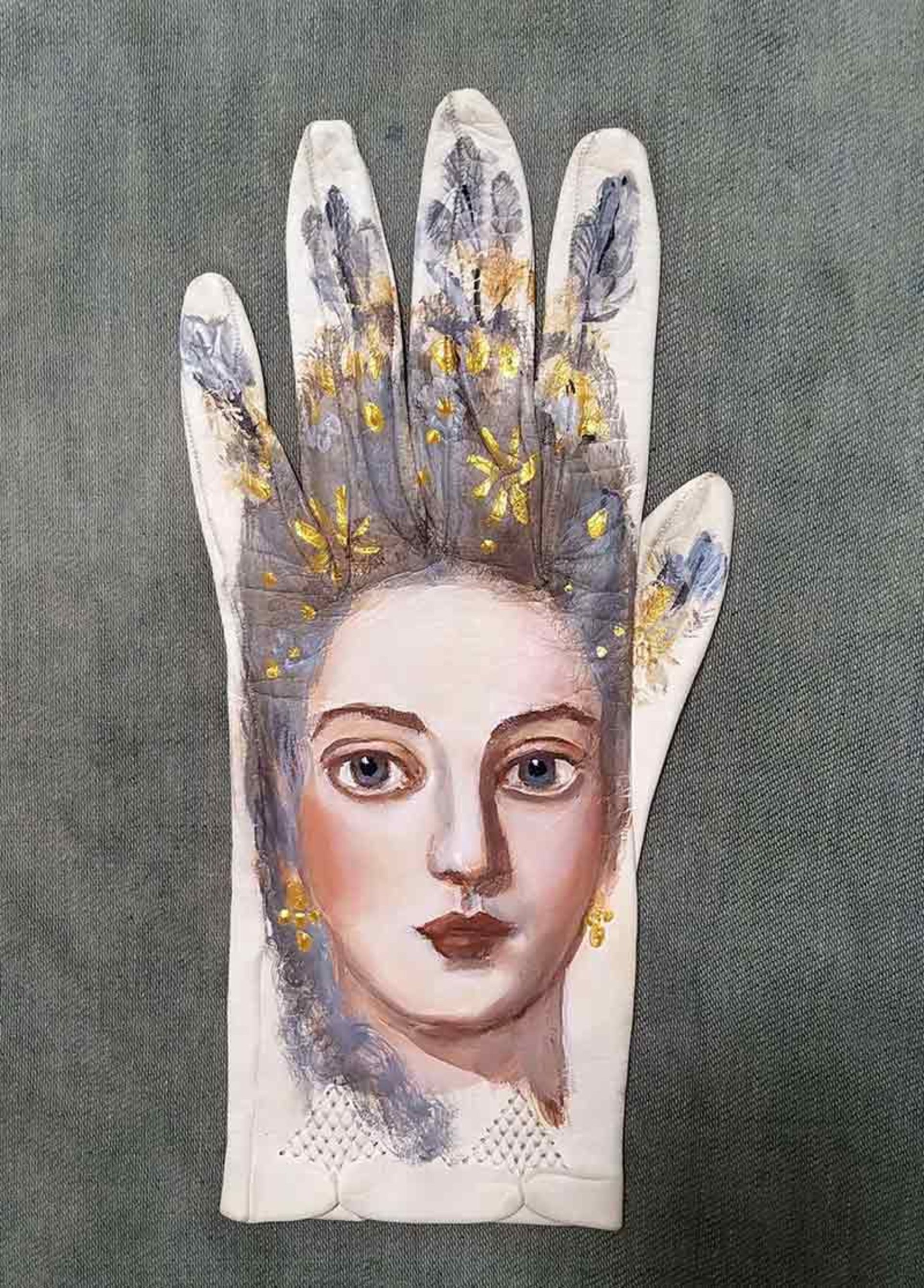 نقاشی پرتره زن روی دستکش 