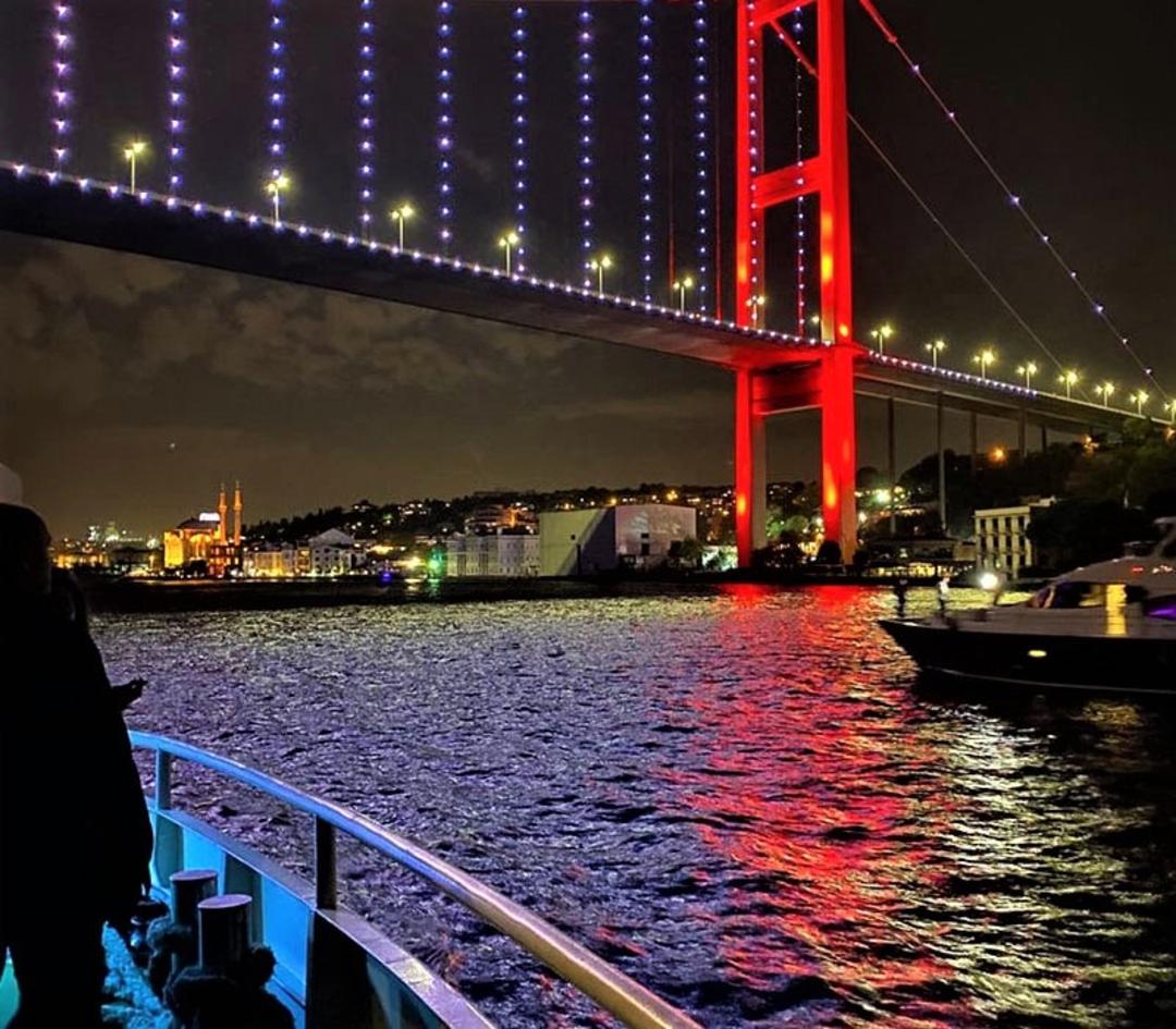 تنگه بسفر در شب، منبع عکس: pinterest.com ، عکاس: Nam.wiinga