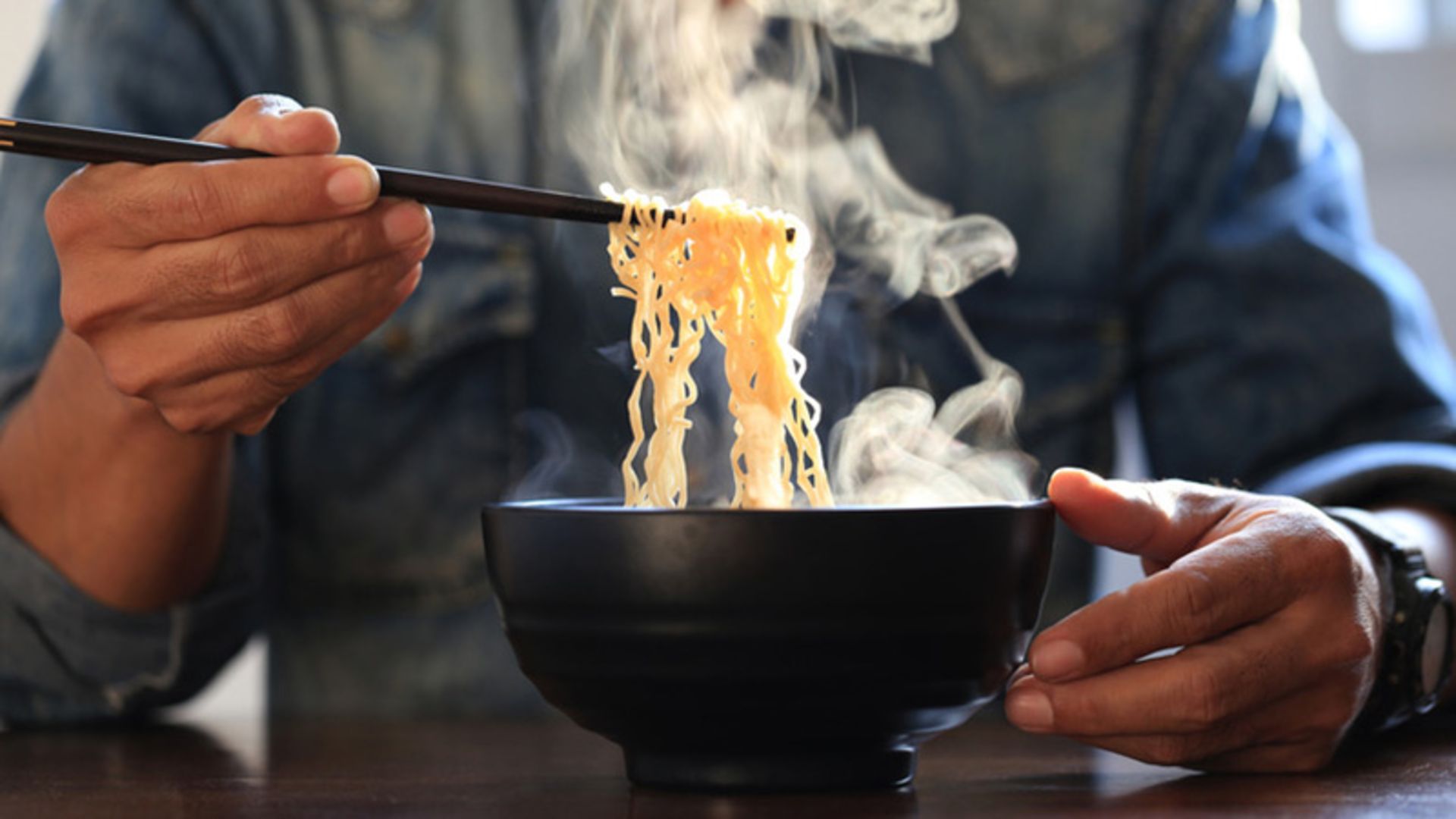 نودل ژاپنی؛ منبع عکس: Mashed؛ عکاس: نامشخص 