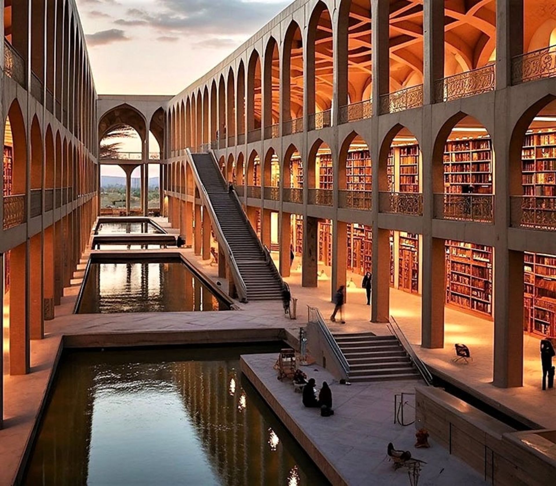 کتابخانه ای با طراحی سنتی ایرانی