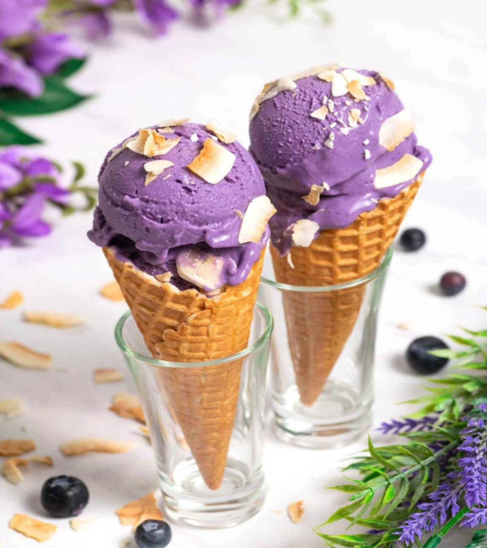 بستنی قیفی بنفش رنگ؛ منبع عکس: sugaryums؛ عکاس: نامشخص