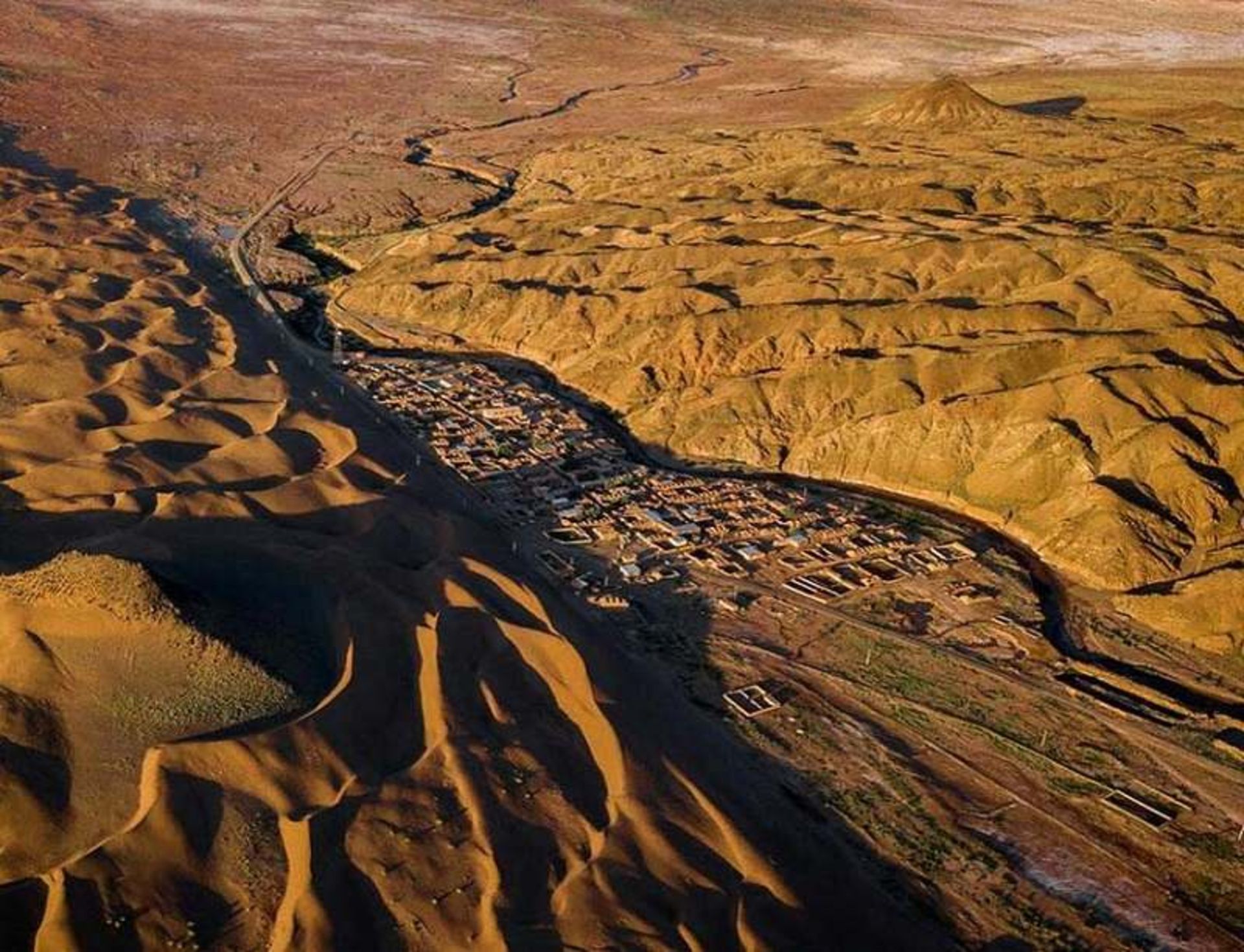 عکس هوایی کویر رضا آباد سمنان؛ منبع عکس- Mrbilit.com- عکاس-نامشخص.