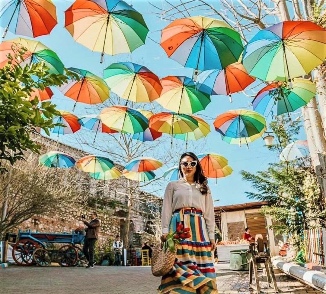خیابان چتری در محله بالات استانبول، منبع عکس:‌ fromlusttilldawn.com، عکاس: ناشناس