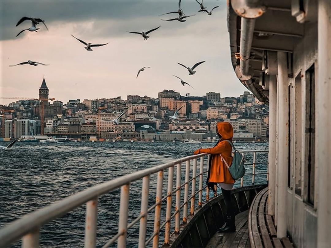 دختری روی کشتی در تنگه بسفر، منبع عکس: unsplash.com، عکاس: mert kahveci