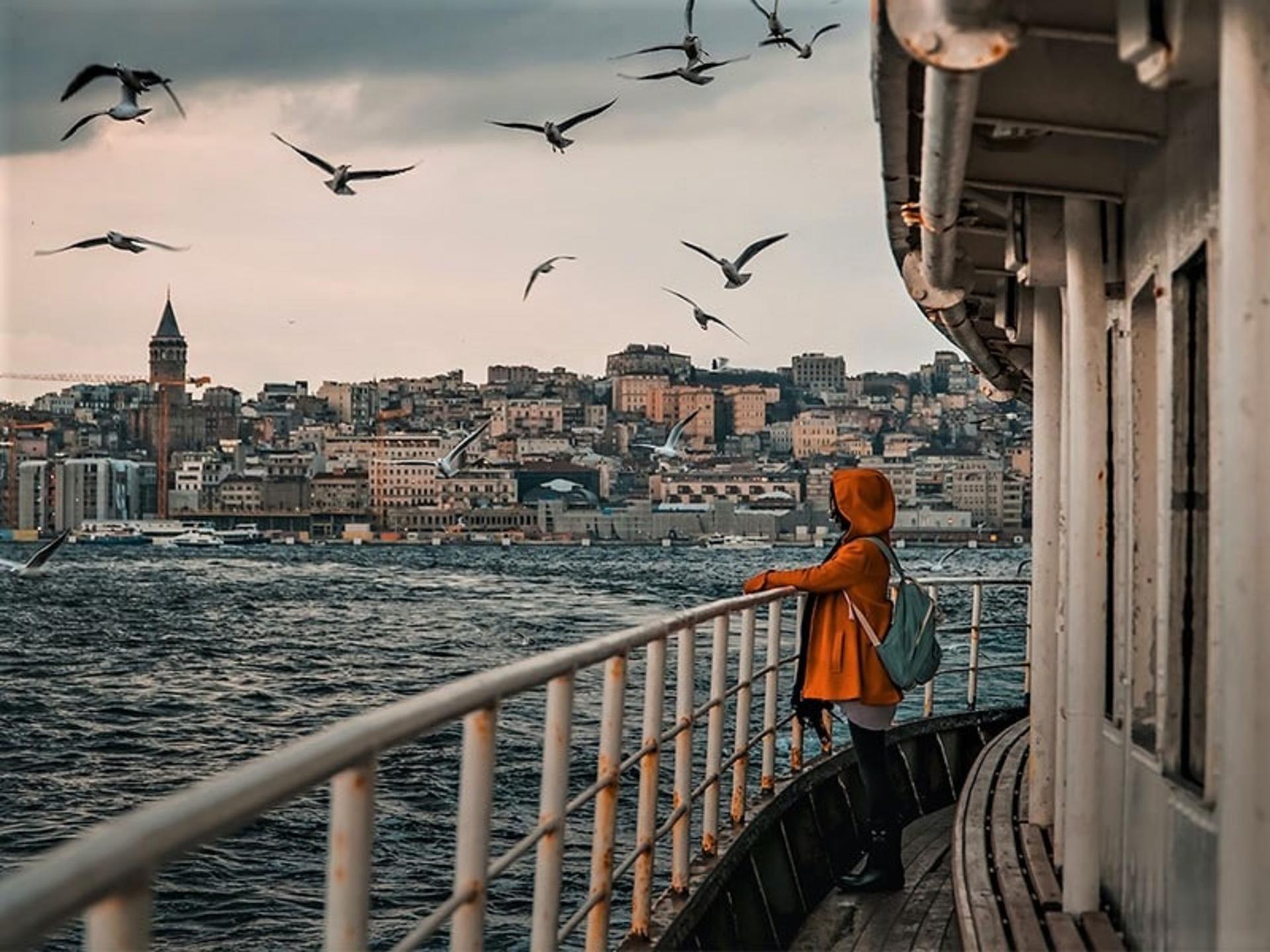دختری روی کشتی در تنگه بسفر، منبع عکس: unsplash.com، عکاس: mert kahveci