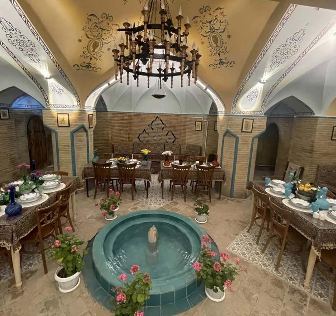 چای‌‌خانه سنتی حاج داداش زنجان؛ منبع عکس: اینستاگرام hajdadash_restaurant؛ عکاس: نامشخص