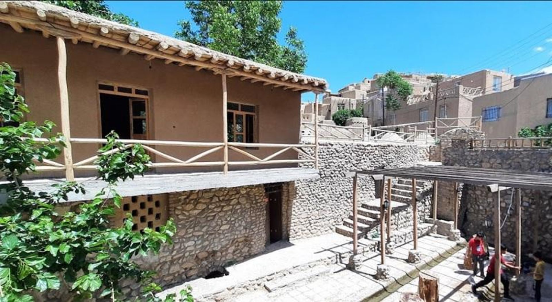 حیاط و کوچه‌های روستای قلعه بالا سمنان؛ منبع عکس: گوگل مپ؛ عکاس:مرجان غریب رضا