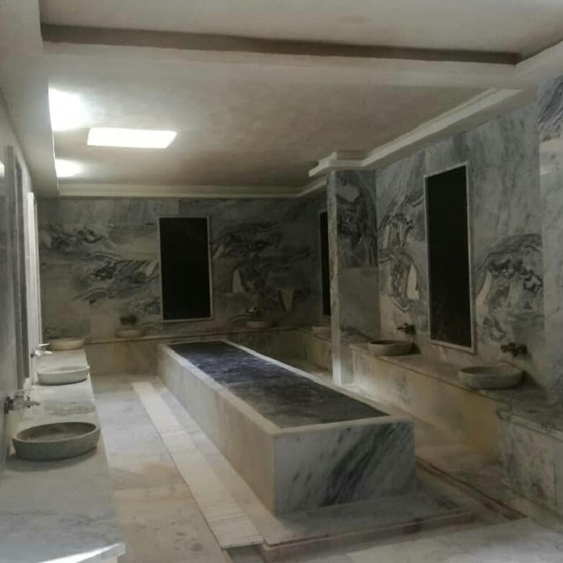 محوطه داخل مجموعه آبگرم قرقان؛ منبع عکس: اینستاگرام مجموعه هتل و آبگرم ارشیا؛ عکاس: ناشناس