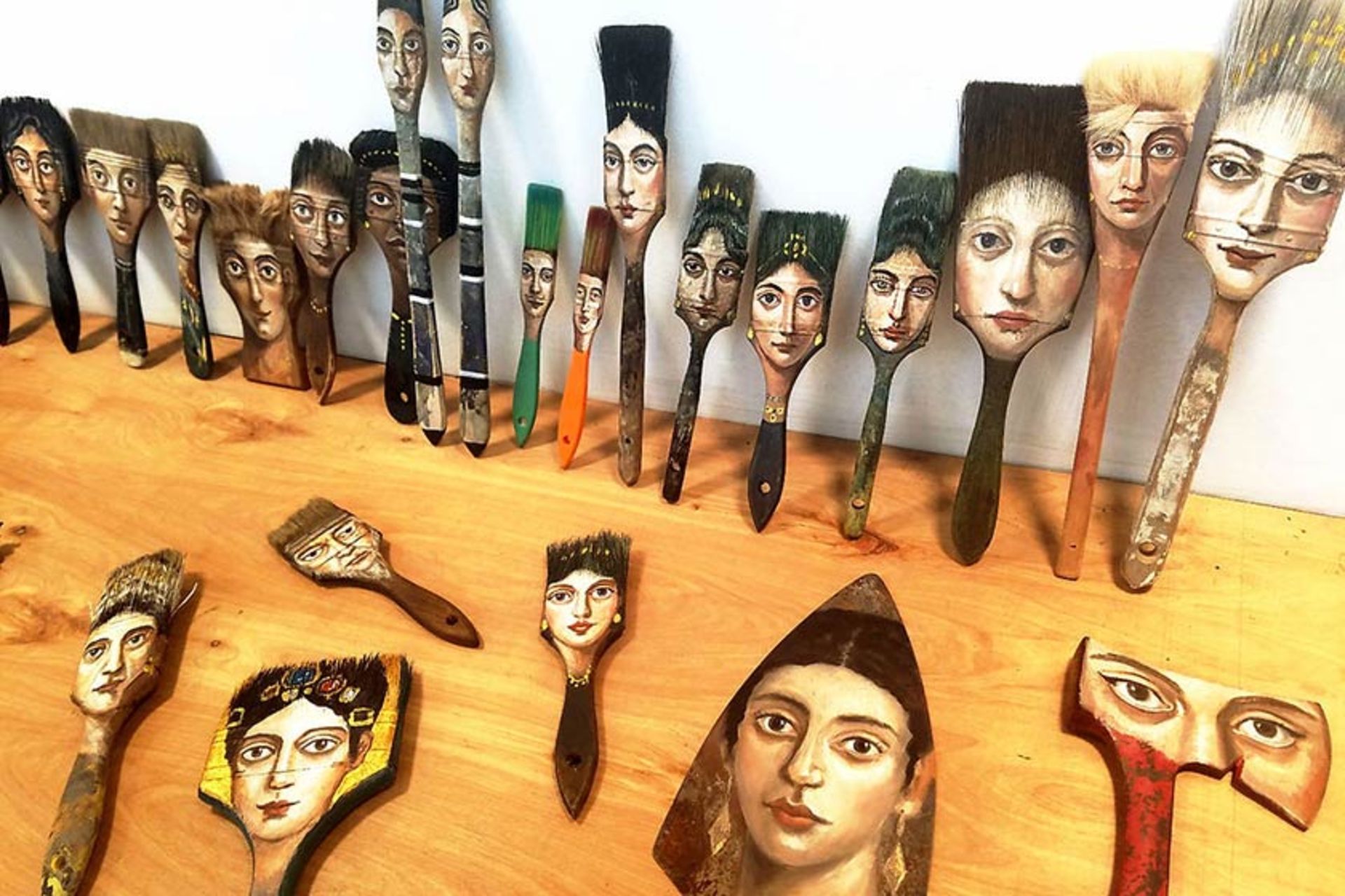 نقاشی پرتره روی قلم‌مو و سایر اشیا