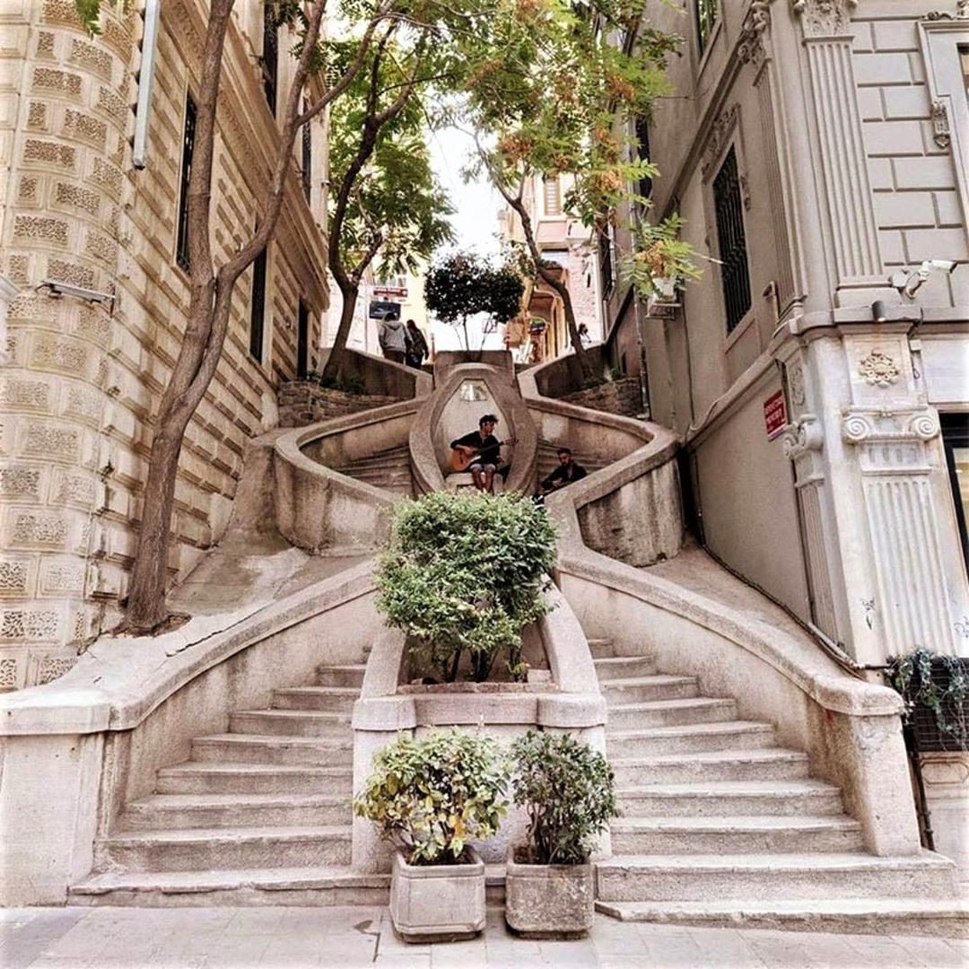 پله‌ های کاموندو استانبول، منبع عکس: pinterest.com، عکاس: ناشناس