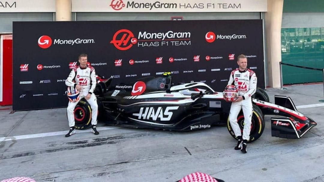 رانندگان فرمویک ۲۰۲۳ شرکت هاس در کنار ماشین فرمول یک هاس، منبع عکس: وب‌سایت RacingNews365، عکاس نامشخص