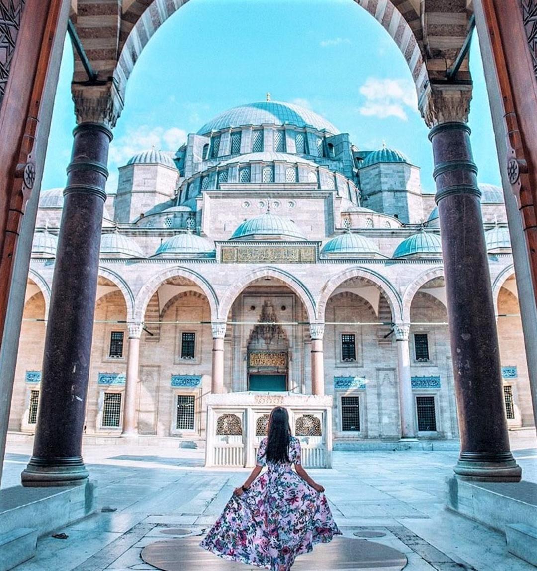زن گردشگر در مسجد سلیمانیه، منبع عکس: pinterest.com، عکاس: Emy