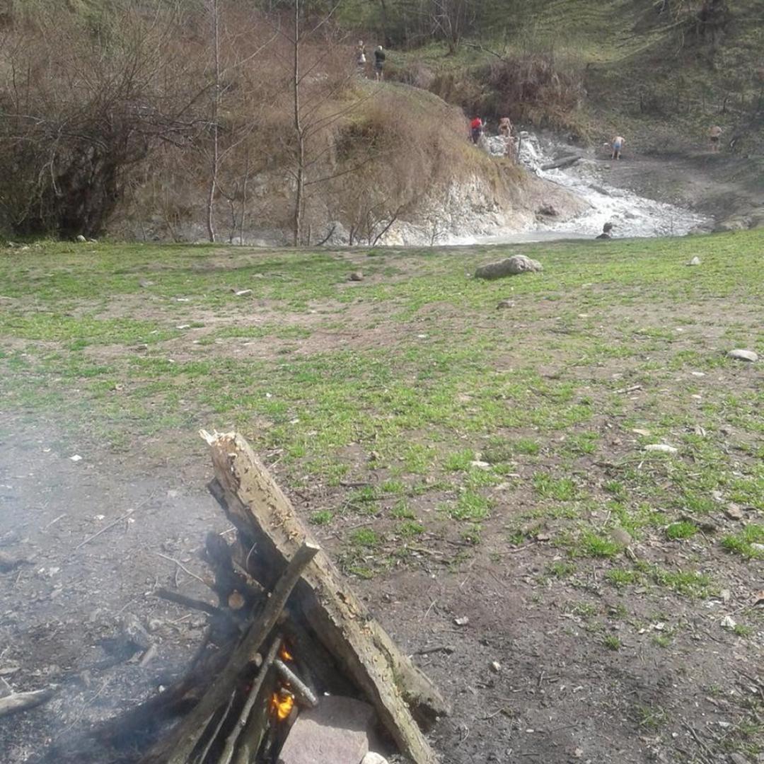 کمپ در چشمه آبگرم بلیران؛ منبع عکس: ویکی لاک؛ عکاس: hosseijafarnezhad