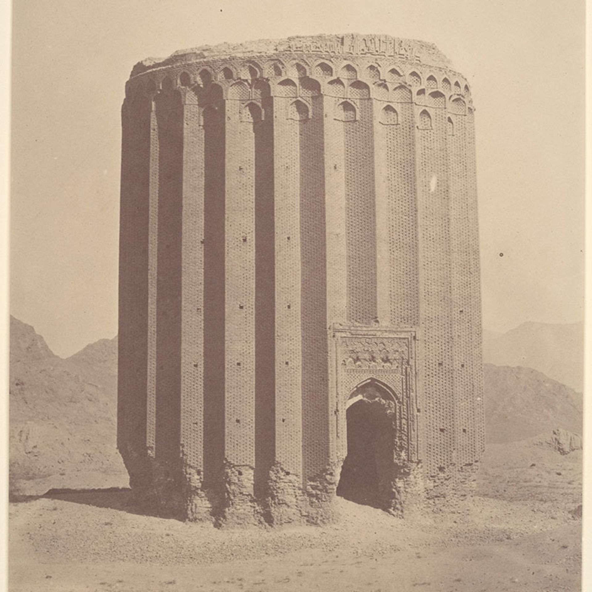 عکس قدیمی از برج طغرل