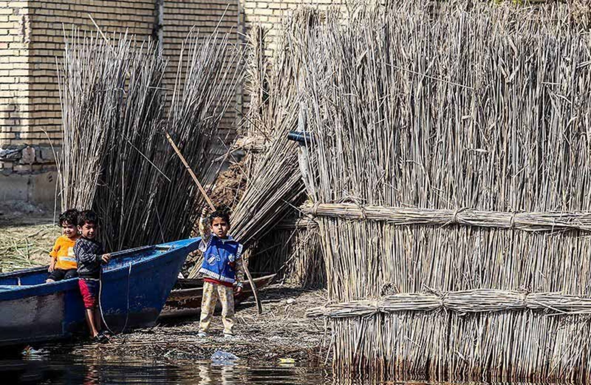 کودکان کنار آب در سراخیه؛ منبع عکس: tasnim news؛ عکاس: مهدی پدرام خو