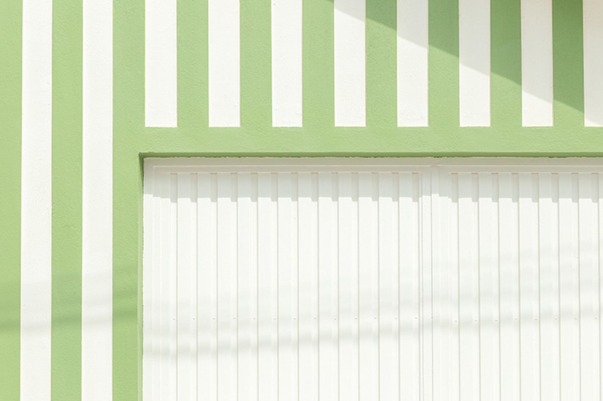 دیوار سبز راه راه یک ساختمان در کوستا نوا؛ منبع عکس‌: behance؛ عکاس: Tiago & Tania