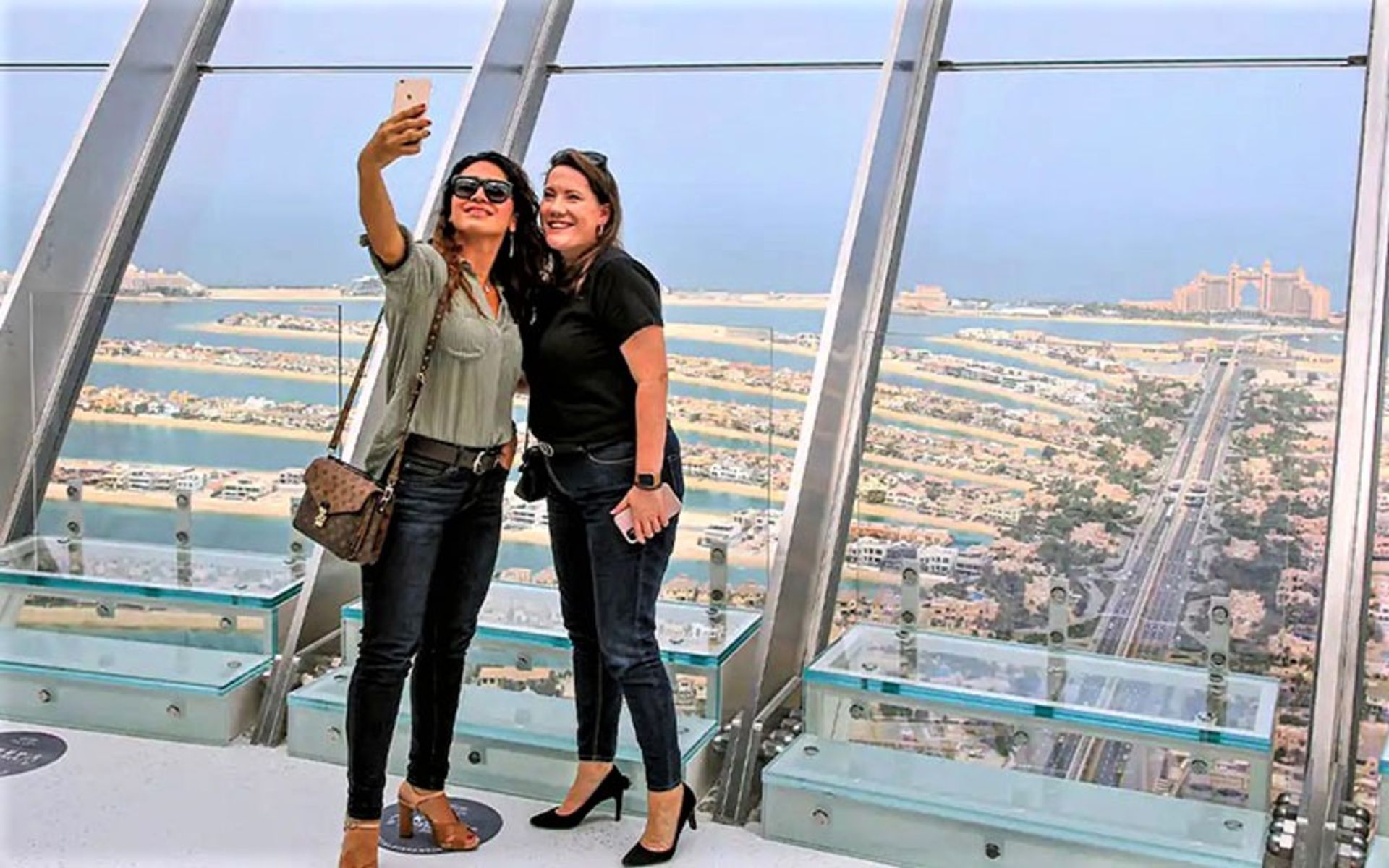 سلفی با چشم انداز پالم جمیرا، منبع عکس: visitdubai.com، عکاس: ناشناس