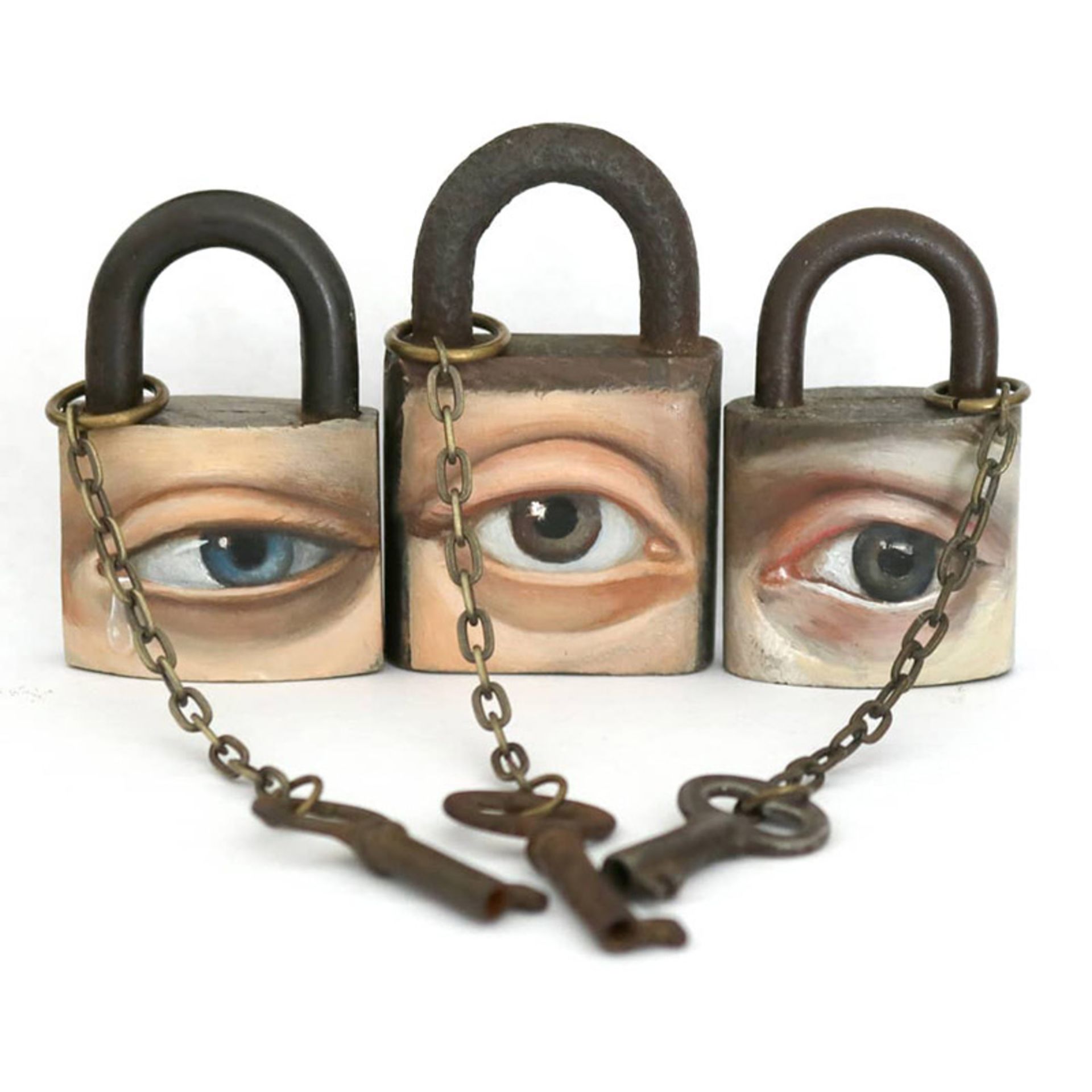 نقاشی چشم‌ها روی سه سه قفل قدیمی 