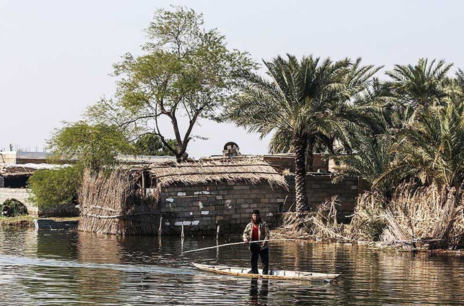 قایقرانی کنار روستای سراخیه؛ منبع عکس: tasnim news؛ عکاس: مهدی پدرام خو