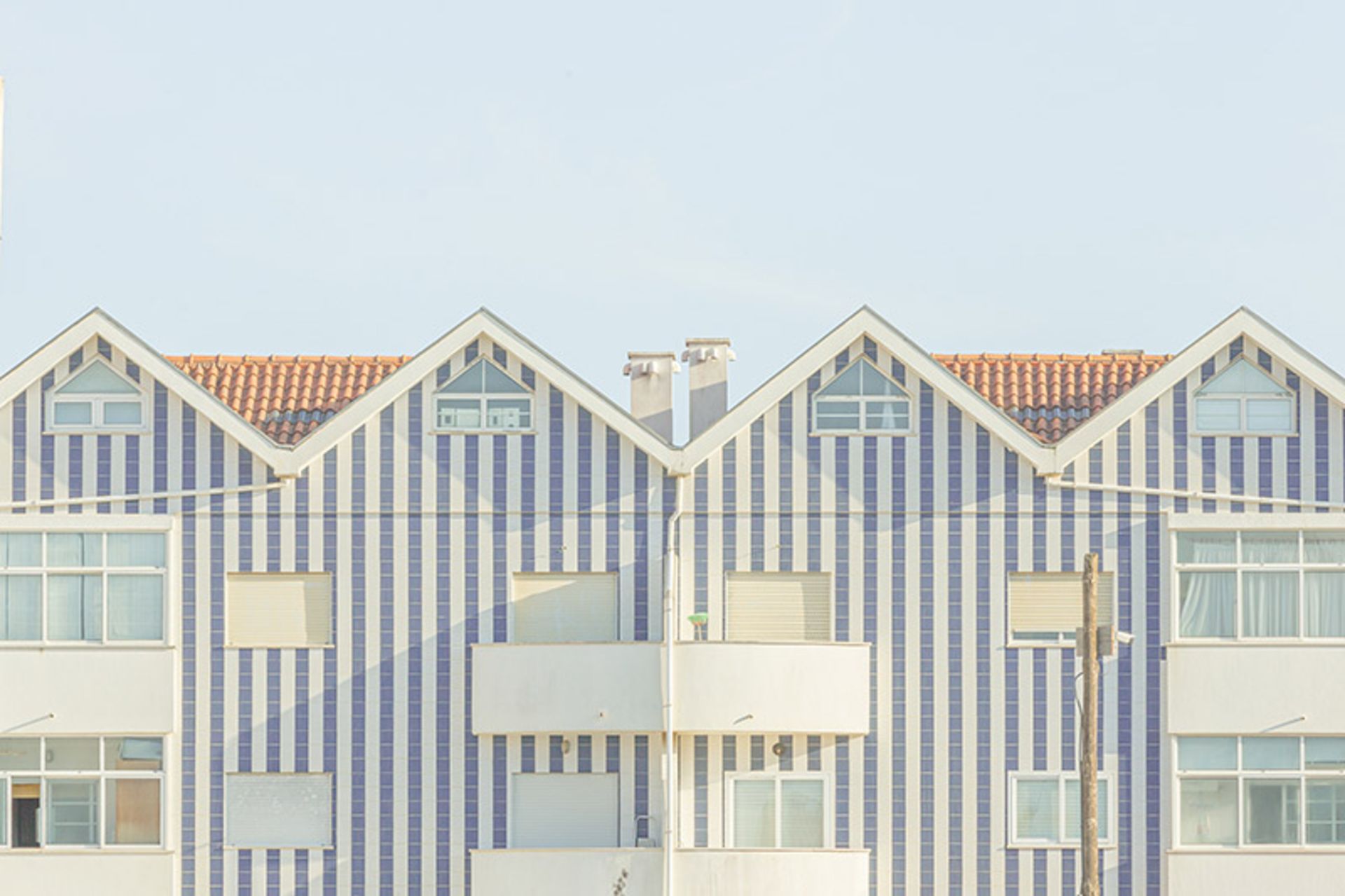 نمایی از ساختمان بنفش راه راه در کوستا نوا؛ منبع عکس‌: behance؛ عکاس: Tiago & Tania